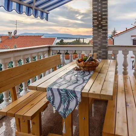 Apartman Mauro Malinska Buitenkant foto