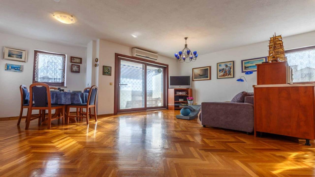 Apartman Mauro Malinska Buitenkant foto