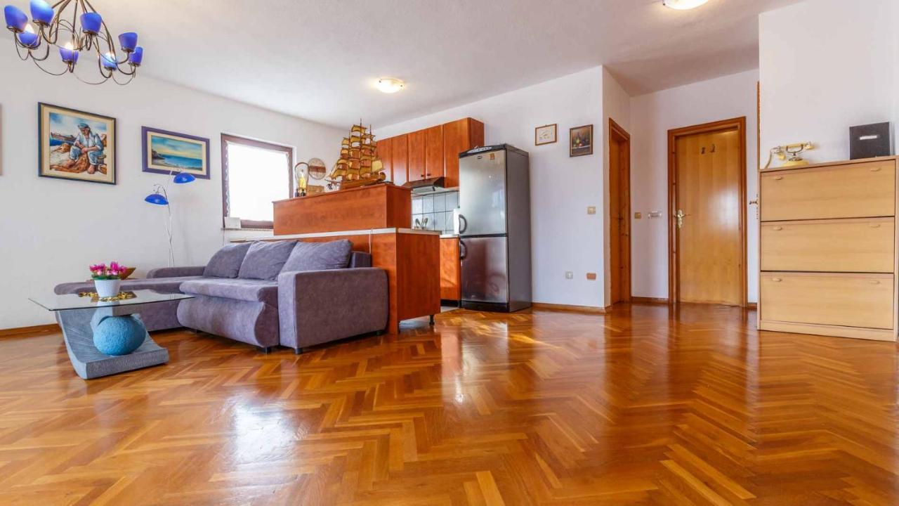Apartman Mauro Malinska Buitenkant foto